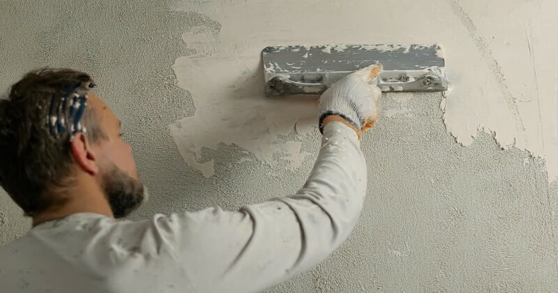 Plafonner un mur comme un pro ? Consultez notre guide complet qui répond à toutes vos questions et vous accompagne à chaque étape.