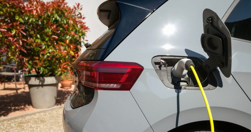 Borne de rechargement voiture électrique hybride