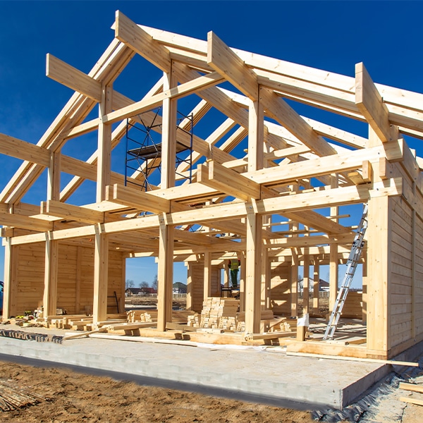 En bardage, en structure, en finition intérieure ou en mobilier, il peut être mis en oeuvre à toutes les étapes de la construction.